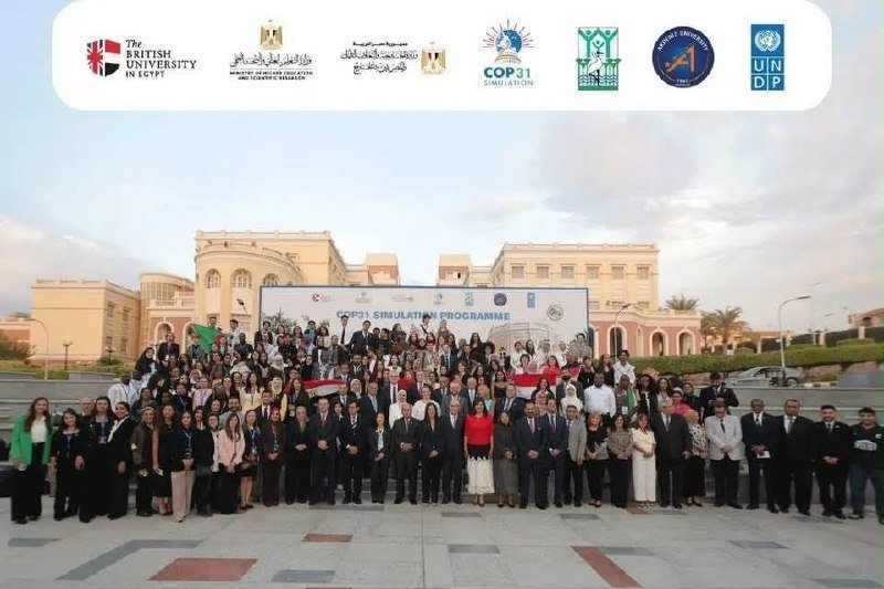 صورة توثق لحظة مشاركة طالبة جامعة ميريت هند عادل في جلسات المفاوضات الدولية لمحاكاة COP31.