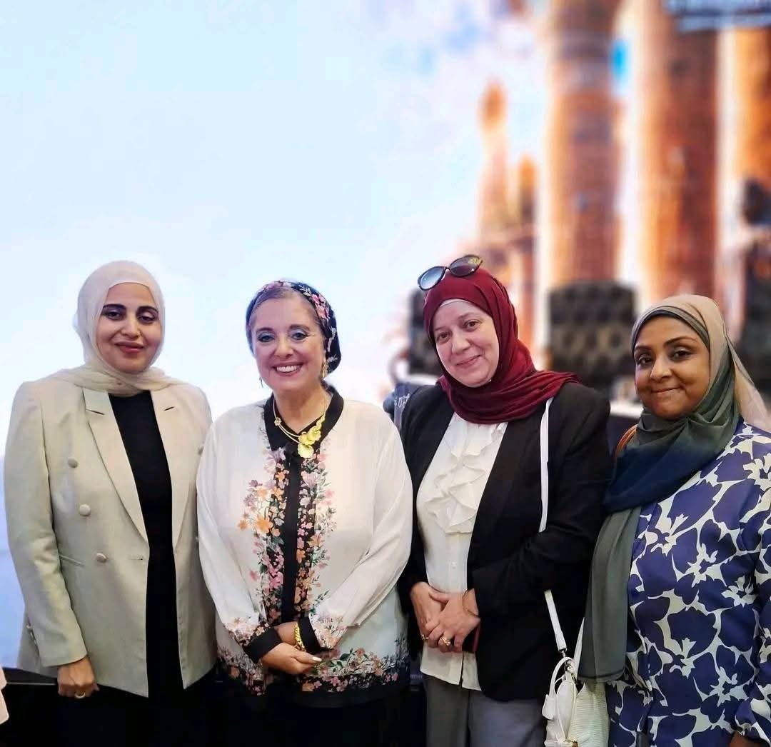 وفد مستشفيات سوهاج الجامعية خلال حضورهم الجلسات العلمية في المؤتمر الأول للجمعية المصرية لممارسات التعقيم بالقاهرة.