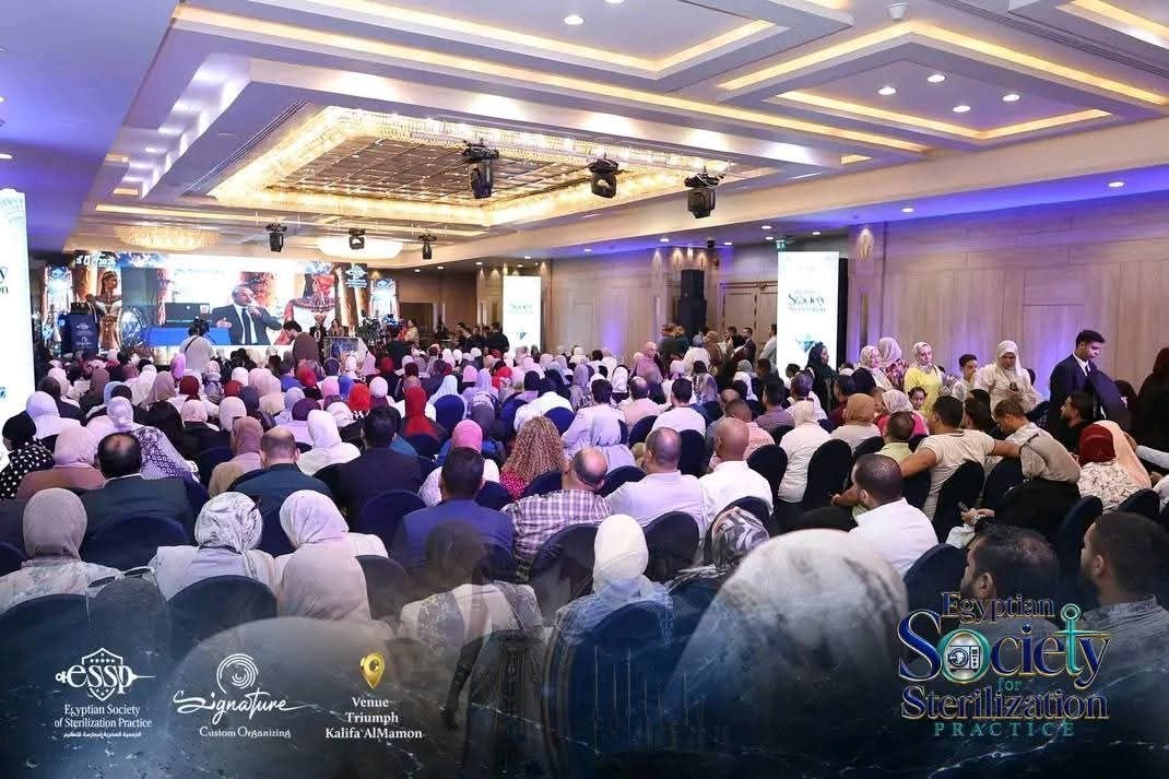 نخبة الكوادر الطبية والفنية من مستشفيات سوهاج الجامعية يتبادلون الخبرات مع المتخصصين في مجال Sterile Processing.