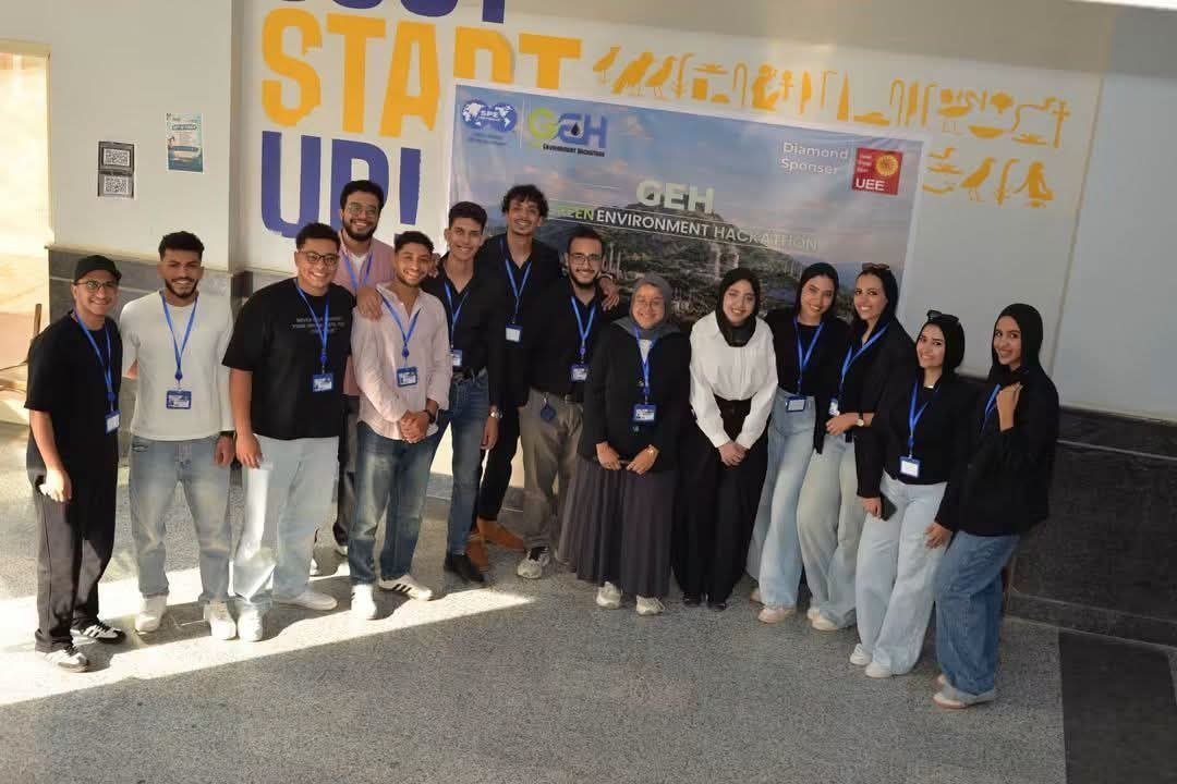 طلاب يعرضون نماذج أولية لحلول الطاقة المتجددة خلال فعاليات المسابقة الهندسية الوطنية للبيئة بجامعة القاهرة الجديدة التكنولوجية.
