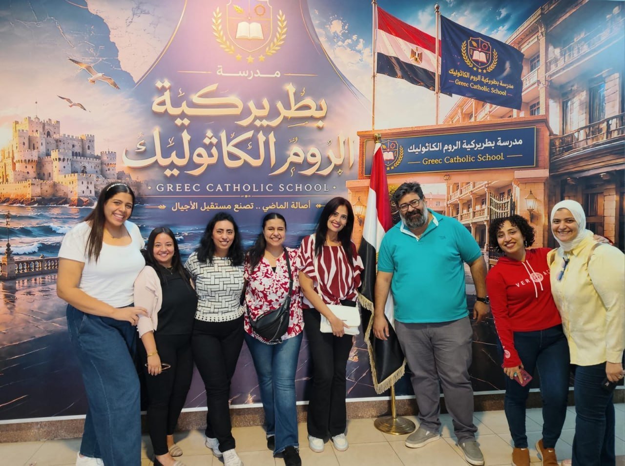الأستاذ جورج رباط خلال إحدى الفعاليات التربوية داخل مدرسة بطريركية الروم الكاثوليك بالإسكندرية لتعزيز التواصل مع الطلاب.